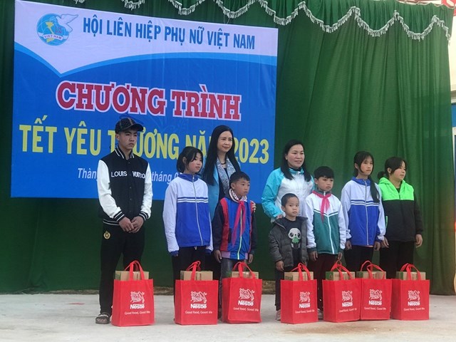 Nestlé Việt Nam đồng hành cùng Hội LHPNVN trong hoạt động tặng quà cho phụ nữ, trẻ em có hoàn cảnh khó khăn tại các tỉnh biên cương.
