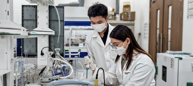 Trung t&acirc;m Khoa Học Vật Liệu Kỹ Thuật Số (DMS Lab) tại VinUni với trang thiết bị tối t&acirc;n, t&iacute;ch hợp c&ocirc;ng nghệ ti&ecirc;n tiến với những hiểu biết từ khoa học x&atilde; hội, vật liệu kỹ thuật số v&agrave; năng lượng bền vững.