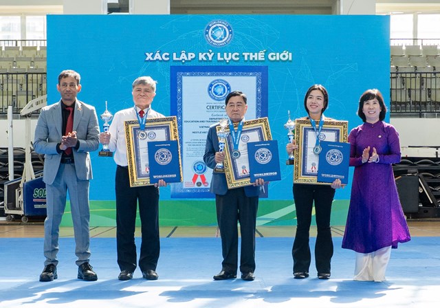 Đại diện đơn vị tổ chức, c&ocirc;ng bố v&agrave; x&aacute;c lập kỷ lục Thế giới - Worldkings trao bằng chứng nhận đến c&aacute;c đơn vị đồng sở hữu Kỷ lục &nbsp;