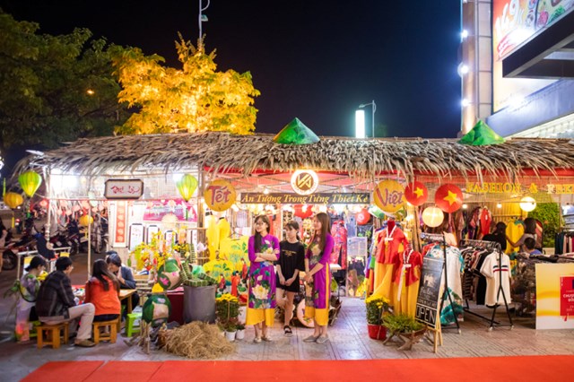 Tâm điểm của mùa mua sắm Tết năm nay tại nhiều thành phố trên cả nước là Hội chợ Tết tại các TTTM Vincom