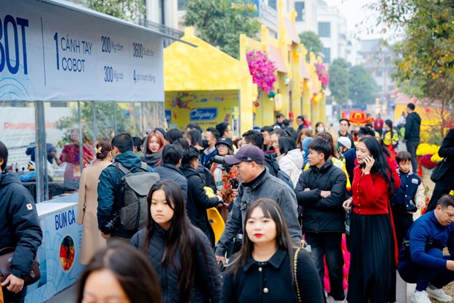 Ng&agrave;y cuối năm, d&ograve;ng người &ugrave;n &ugrave;n đổ về mua sắm tại Si&ecirc;u hội chợ Xu&acirc;n Ocean Spring Fair &nbsp;