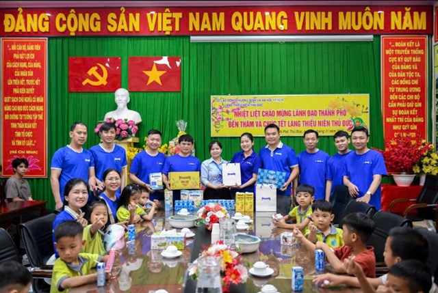 Ng&agrave;y 21/1/2025, đo&agrave;n nh&acirc;n vi&ecirc;n Vinamilk đ&atilde; đến thăm những em nhỏ k&eacute;m may mắn tại L&agrave;ng thiếu ni&ecirc;n Thủ Đức v&agrave; Trung t&acirc;m Bảo trợ Trẻ em Tam B&igrave;nh (TP.HCM). Đ&acirc;y đang l&agrave; "m&aacute;i nh&agrave;" của hơn 530 trẻ c&oacute; ho&agrave;n cảnh đặc biệt, trong đ&oacute; c&oacute; nhiều em được tiếp nhận từ M&aacute;i ấm Hoa Hồng.