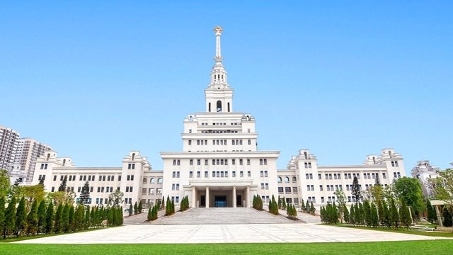 Vingroup đào tạo 20.000 nhân tài AI thực chiến, phụ cấp 8 triệu đồng/tháng - Ảnh 1