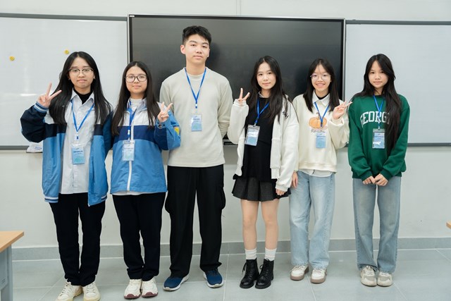 Cuộc thi Tiếng n&oacute;i Xanh trở th&agrave;nh s&acirc;n chơi để c&aacute;c th&iacute; sinh như Kh&aacute;nh Phương v&agrave; Thi&ecirc;n Giang kết nối những bạn trẻ y&ecirc;u m&ocirc;i trường v&agrave; c&ugrave;ng h&agrave;nh động v&igrave; một tương lai xanh, bền vững.