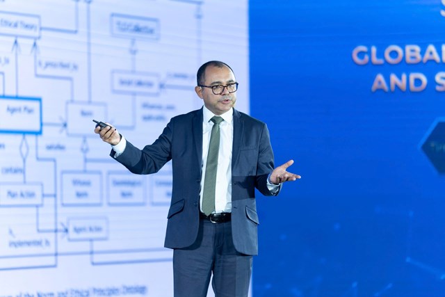 GS. Edson Prestes chia sẻ về x&acirc;y dựng c&aacute;c hệ thống AI c&oacute; đạo đức v&agrave; tr&aacute;ch nhiệm tại tọa đ&agrave;m &ldquo;AI v&igrave; nh&acirc;n loại: Đạo đức v&agrave; an to&agrave;n AI trong kỷ nguy&ecirc;n mới&rdquo;, trong khu&ocirc;n khổ Tuần lễ Khoa học C&ocirc;ng nghệ VinFuture 2025.