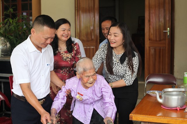 Cụ b&agrave; L&ecirc; Thị Đồng, 95 năm tuổi đời, bước qua 76 năm tuổi Đảng sức khỏe đ&atilde; giảm nhiều hơn trước. Ảnh: Tr&iacute; Thức