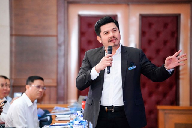 &Ocirc;ng Ng&ocirc; Quốc Bảo - Gi&aacute;m đốc Cấp cao Trải nghiệm kh&aacute;ch h&agrave;ng, Marketing & Truyền th&ocirc;ng Hệ thống Nh&agrave; thuốc v&agrave; Trung t&acirc;m Ti&ecirc;m chủng Long Ch&acirc;u hỗ trợ c&aacute;c đội thi ho&agrave;n thiện giải ph&aacute;p v&agrave; nh&igrave;n thấy con đường triển khai thực tiễn ph&iacute;a trước.