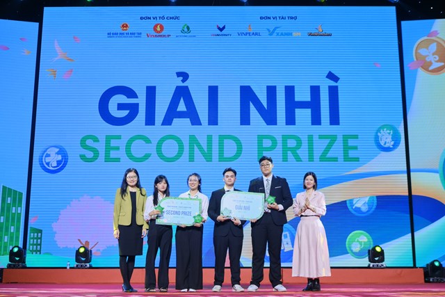 Đội Thống Nhất (phải) v&agrave; 29.09 về Nh&igrave; tại Chung kết cuộc thi Tiếng n&oacute;i Xanh m&ugrave;a 3