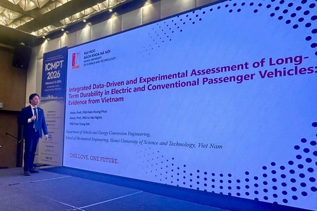 PGS. TS Đ&agrave;m Ho&agrave;ng Ph&uacute;c tr&igrave;nh b&agrave;y b&aacute;o c&aacute;o khoa học so s&aacute;nh độ bền của xe xăng v&agrave; xe điện tại hội nghị ICMPT 2026. &nbsp;