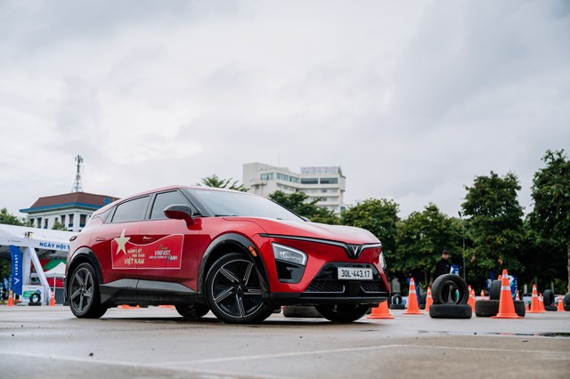 VinFast VF 7 - Ngôi sao C-SUV mùa du xuân: Chỉ hơn 700 triệu đồng lăn bánh, giá trị vượt xa tầm tiền - Ảnh 2