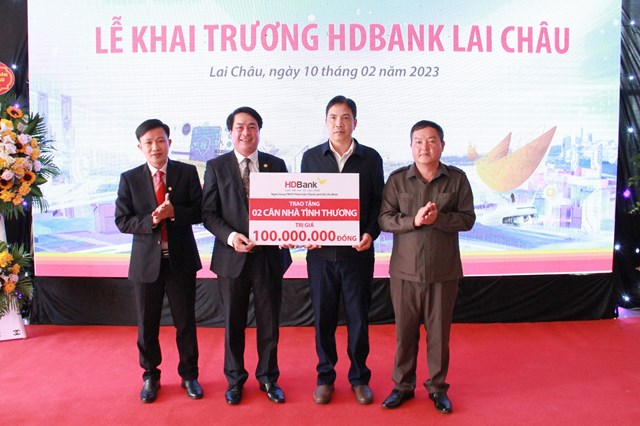 Đại diện HDBank&nbsp;trao tặng 2 căn nh&agrave; t&igrave;nh thương cho b&agrave; con c&oacute; ho&agrave;n cảnh kh&oacute; khăn tại địa phương