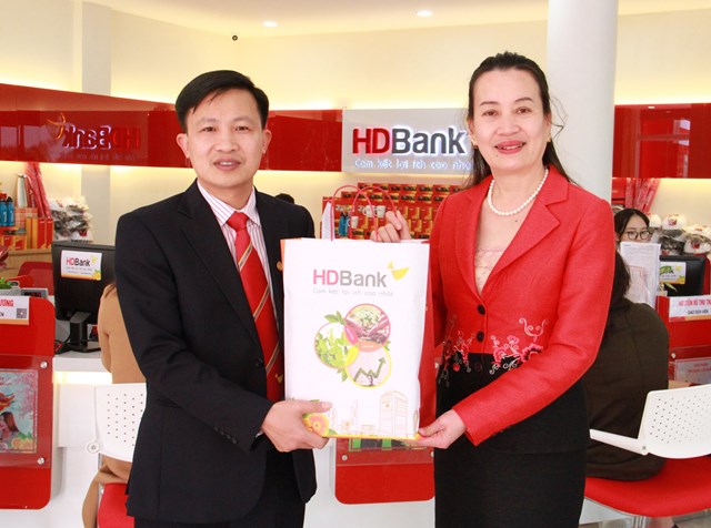 HDBank Điện Bi&ecirc;n d&agrave;nh tặng những qu&agrave; tặng hấp dẫn cho kh&aacute;ch h&agrave;ng đến giao dịch trong ng&agrave;y khai trương