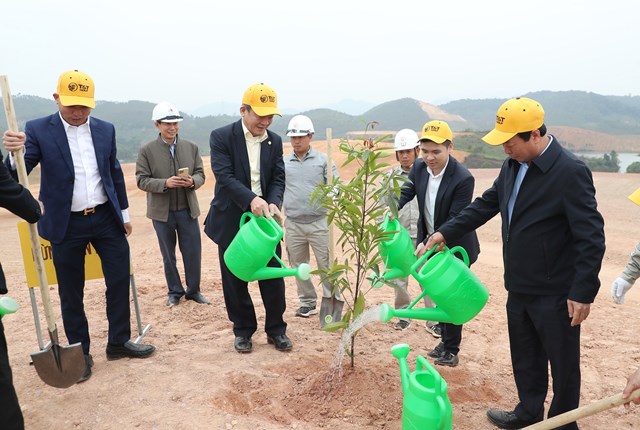 &Ocirc;ng B&ugrave;i Văn Quang, Ph&oacute; B&iacute; thư Tỉnh ủy, Chủ tịch UBND tỉnh Ph&uacute; Thọ v&agrave; &ocirc;ng Đỗ Quang Hiển, Chủ tịch Ủy ban Chiến lược Tập đo&agrave;n T&amp;T Group c&ugrave;ng c&aacute;c đại biểu tham gia trồng c&acirc;y tại dự &aacute;n.