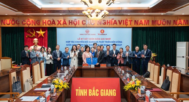 &Ocirc;ng Nguyễn Việt Oanh, Chủ tịch UBND tỉnh Bắc Giang v&agrave; b&agrave; L&ecirc; Thị Thu Thuỷ - Ph&oacute; Chủ tịch Tập đo&agrave;n Vingroup tại lễ k&yacute; kết.