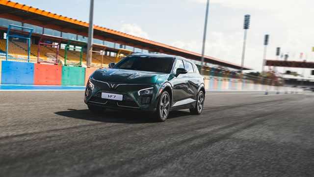 Mua xe 0 đồng với lãi suất cố định, VinFast VF 7 tăng sức nóng trong phân khúc C-SUV - Ảnh 1