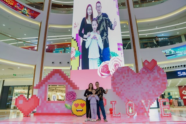 Vincom Mega Mall Smart City và Vincom Mega Mall Ocean Park với góc trang trí hồng cá tính, độc đáo là điểm chụp ảnh yêu thích của gia đình và các cặp đôi