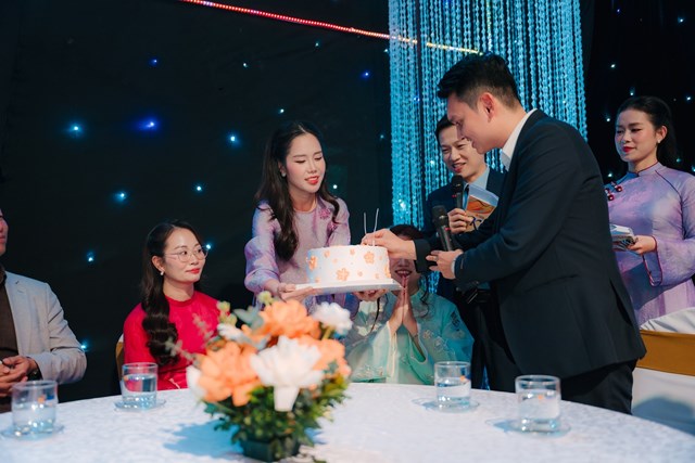 C&aacute;c CBNV SHB c&ugrave;ng thắp l&ecirc;n những ngọn nến tr&ecirc;n chiếc B&aacute;nh th&agrave;nh tựu 2025, ghi nhận một năm nhiều bứt ph&aacute; &nbsp;