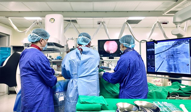 &Ecirc;-k&iacute;p b&aacute;c sĩ thực hiện t&aacute;n sỏi mật qua da bằng laser điều trị cho bệnh nh&acirc;n.