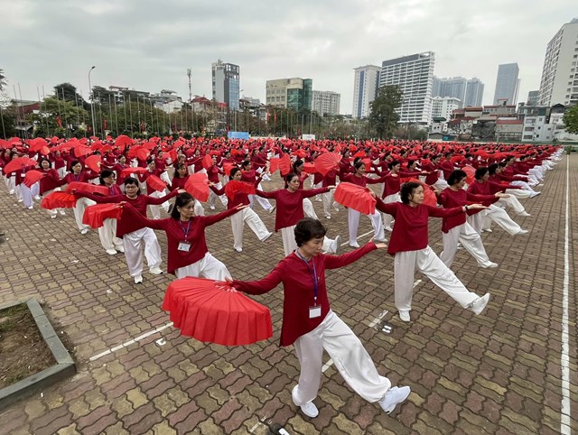 Hàng ngàn người cao tuổi Hà Nội tham gia đồng diễn múa quạt dưỡng sinh - Ảnh 3