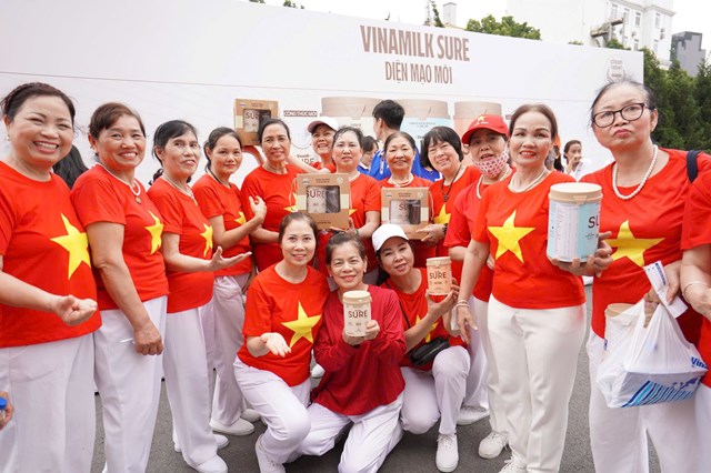 Hàng ngàn người cao tuổi Hà Nội tham gia đồng diễn múa quạt dưỡng sinh - Ảnh 8