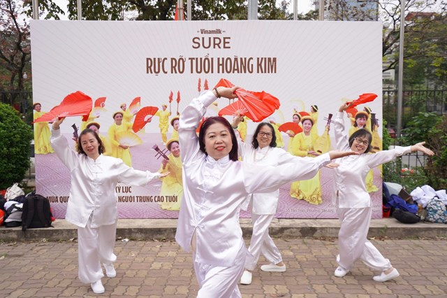 Hàng ngàn người cao tuổi Hà Nội tham gia đồng diễn múa quạt dưỡng sinh - Ảnh 5