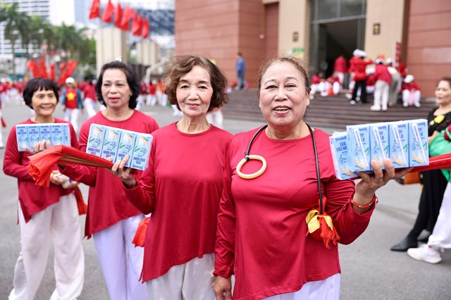 Hàng ngàn người cao tuổi Hà Nội tham gia đồng diễn múa quạt dưỡng sinh - Ảnh 6