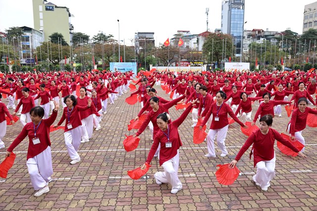 Hàng ngàn người cao tuổi Hà Nội tham gia đồng diễn múa quạt dưỡng sinh - Ảnh 2