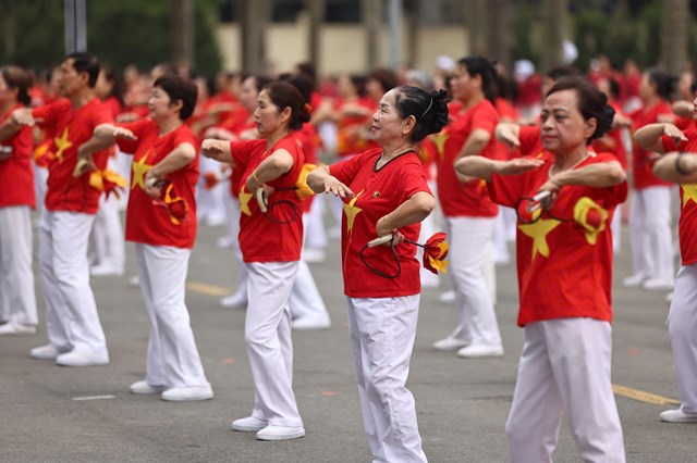 Hàng ngàn người cao tuổi Hà Nội tham gia đồng diễn múa quạt dưỡng sinh - Ảnh 4