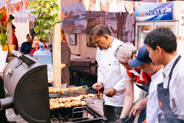 Chef Don David - Ph&oacute; Chủ tịch Hiệp hội Barbecue thế giới trực tiếp v&agrave;o bếp phục vụ thực kh&aacute;ch &nbsp;