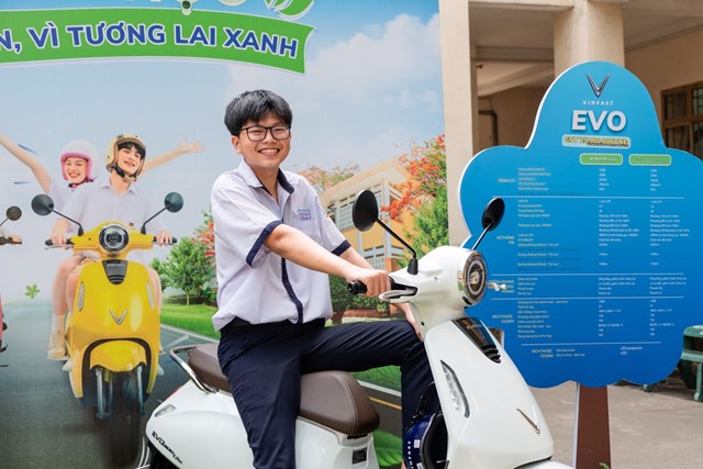 Nguyễn C&ocirc;ng Danh (THPT Nguyễn Hữu Cảnh, TP.HCM) h&aacute;o hức chờ tới ng&agrave;y đi xe m&aacute;y điện tới trường. &nbsp;