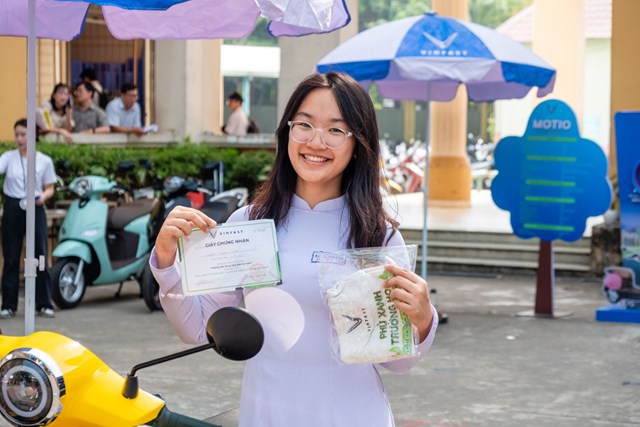 Huỳnh Ngọc Như (THPT Nguyễn Hữu Cảnh, TP.HCM) cho rằng mọi người cần chung tay chuyển đổi sang xe điện v&igrave; m&ocirc;i trường xanh, sạch, đẹp hơn. &nbsp;