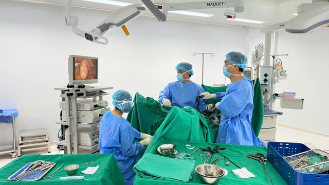 C&aacute;c b&aacute;c sĩ Vinmec Ph&uacute; Quốc phẫu thuật nội soi kh&acirc;u treo tử cung th&agrave;nh c&ocirc;ng cho người phụ nữ 73 tuổi. &nbsp;