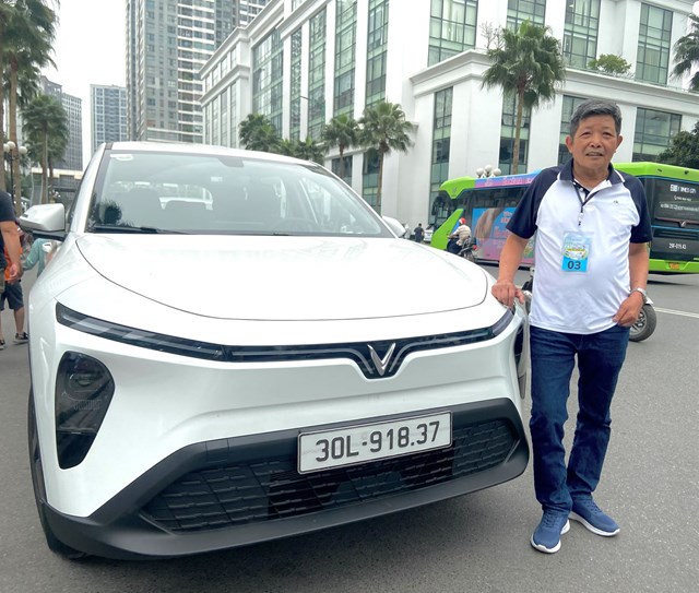 Anh Nguyễn Anh T&acirc;m nhận x&eacute;t VF MPV 7 cho cảm gi&aacute;c l&aacute;i tự tin v&agrave; an to&agrave;n hơn Toyota Innova. &nbsp;