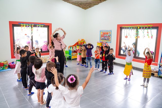 Gi&aacute;o vi&ecirc;n v&agrave; học sinh Điểm trường Sảng Pả thuộc Trường Mầm non Phố C&aacute;o, tỉnh Tuy&ecirc;n Quang - ng&ocirc;i trường được đầu tư x&acirc;y mới từ nguồn quỹ Edurun 2023.