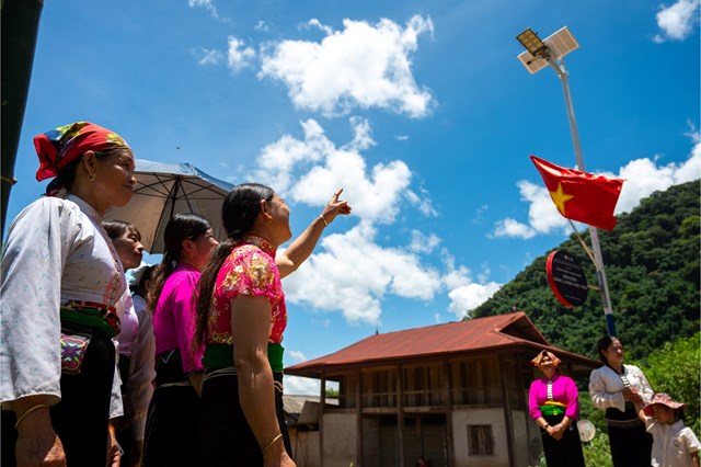 Trong ảnh l&agrave; một đ&egrave;n năng lượng mặt trời được tặng cho người d&acirc;n tỉnh Sơn La, trong khu&ocirc;n khổ chiến dịch M&ugrave;a h&egrave; Xanh 2025 do Quỹ đồng h&agrave;nh c&ugrave;ng Đo&agrave;n Thanh ni&ecirc;n Đại học Quốc gia H&agrave; Nội triển khai. Ảnh: QVTLX.