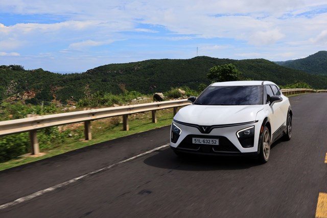 Sử dụng VinFast VF 7, chủ xe thừa nhận “không muốn quay lại xe xăng” - Ảnh 1