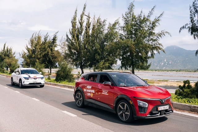 Sử dụng VinFast VF 7, chủ xe thừa nhận “không muốn quay lại xe xăng” - Ảnh 2