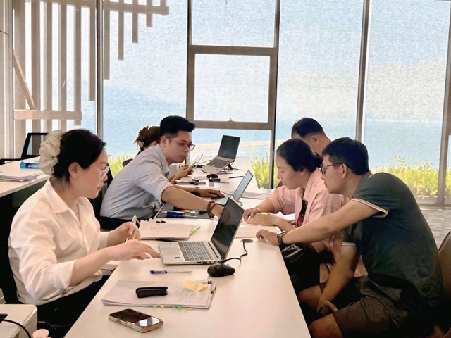 Vợ chồng anh Ho&agrave;i tiến h&agrave;nh thủ tục k&yacute; cọc tại văn ph&ograve;ng Vinhomes Hải V&acirc;n Bay Đ&agrave; Nẵng &nbsp;