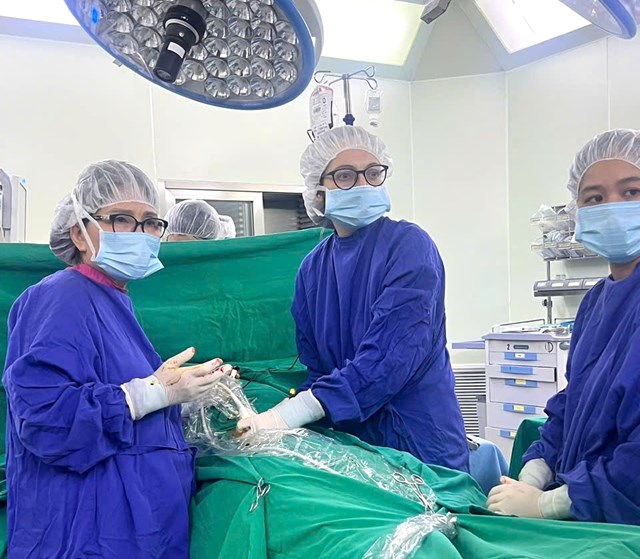 B&aacute;c sĩ Đinh Thị Hiền L&ecirc; (ngo&agrave;i c&ugrave;ng b&ecirc;n tr&aacute;i) v&agrave; &ecirc;-k&iacute;p thực hiện ca truyền m&aacute;u b&agrave;o thai.