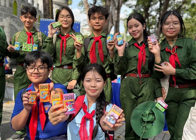 Những &ldquo;c&ocirc;, ch&uacute; bội đội nh&iacute;&rdquo; h&agrave;o hứng chọn m&oacute;n sữa y&ecirc;u th&iacute;ch sau khi tham gia c&aacute;c hoạt động của ng&agrave;y hội
