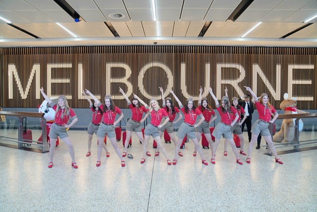 C&aacute;c phi c&ocirc;ng, tiếp vi&ecirc;n Vietjet tr&igrave;nh diễn nhảy flashmob tại s&acirc;n bay Melbourne