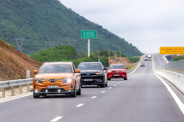 Ưu đãi mua xe 0 đồng, lãi suất cố định từ VinFast, khách Việt rủ nhau chốt VF 8 trong tháng 4 - Ảnh 2