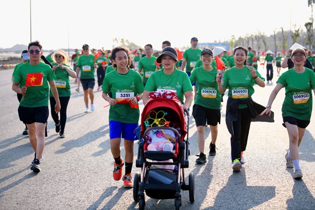 Cả gia đ&igrave;nh c&ugrave;ng sải bước giữa kh&ocirc;ng gian kho&aacute;ng đạt của thi&ecirc;n nhi&ecirc;n &nbsp;