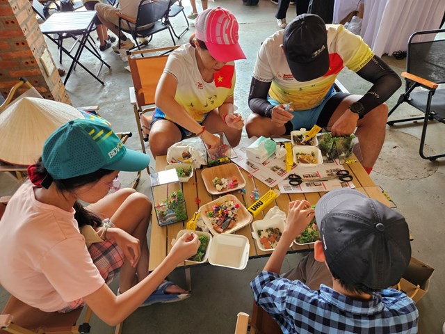 Khu vực workshop &ldquo;Gia đ&igrave;nh xanh - Ba thế hệ&rdquo; thu h&uacute;t đ&ocirc;ng đảo c&aacute;c gia đ&igrave;nh trải nghiệm &nbsp;