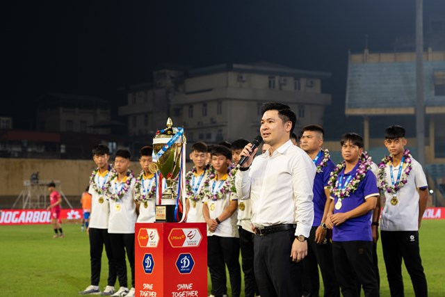 Chủ tịch H&agrave; Nội FC Đỗ Vinh Quang vinh danh th&agrave;nh t&iacute;ch v&ocirc; địch của U15 &nbsp;