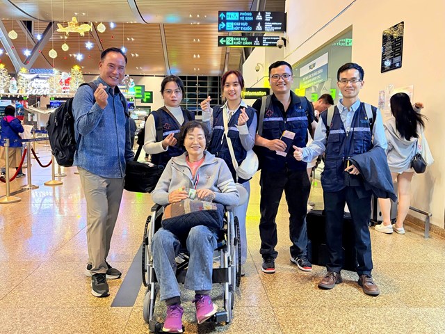 &Ecirc;-k&iacute;p khoa Cấp cứu - Vận chuyển Quốc tế (Bệnh viện Vinmec Nha Trang) trong một chuyến vận chuyển y tế đưa bệnh nh&acirc;n người H&agrave;n Quốc trở về nước.