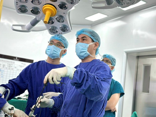 B&aacute;c sĩ H&ugrave;ng c&ugrave;ng &ecirc;-k&iacute;p thực hiện ca phẫu thuật cắt dạ d&agrave;y. &nbsp;