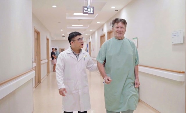 &Ocirc;ng Joseph tập vận động sau phẫu thuật dưới sự hỗ trợ của b&aacute;c sĩ Vinmec Hạ Long.