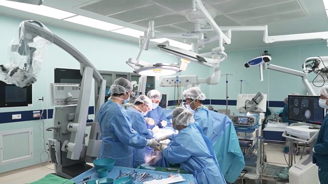 C&aacute;c b&aacute;c sĩ Trung t&acirc;m Thần kinh thực hiện ca phẫu thuật đặt điện cực vỏ n&atilde;o (ECOG). &nbsp;