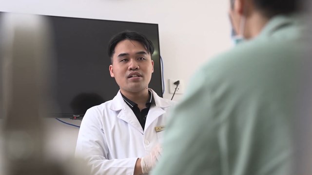 B&aacute;c sĩ hỏi thăm sức khỏe của anh K. trước khi xuất viện. &nbsp;